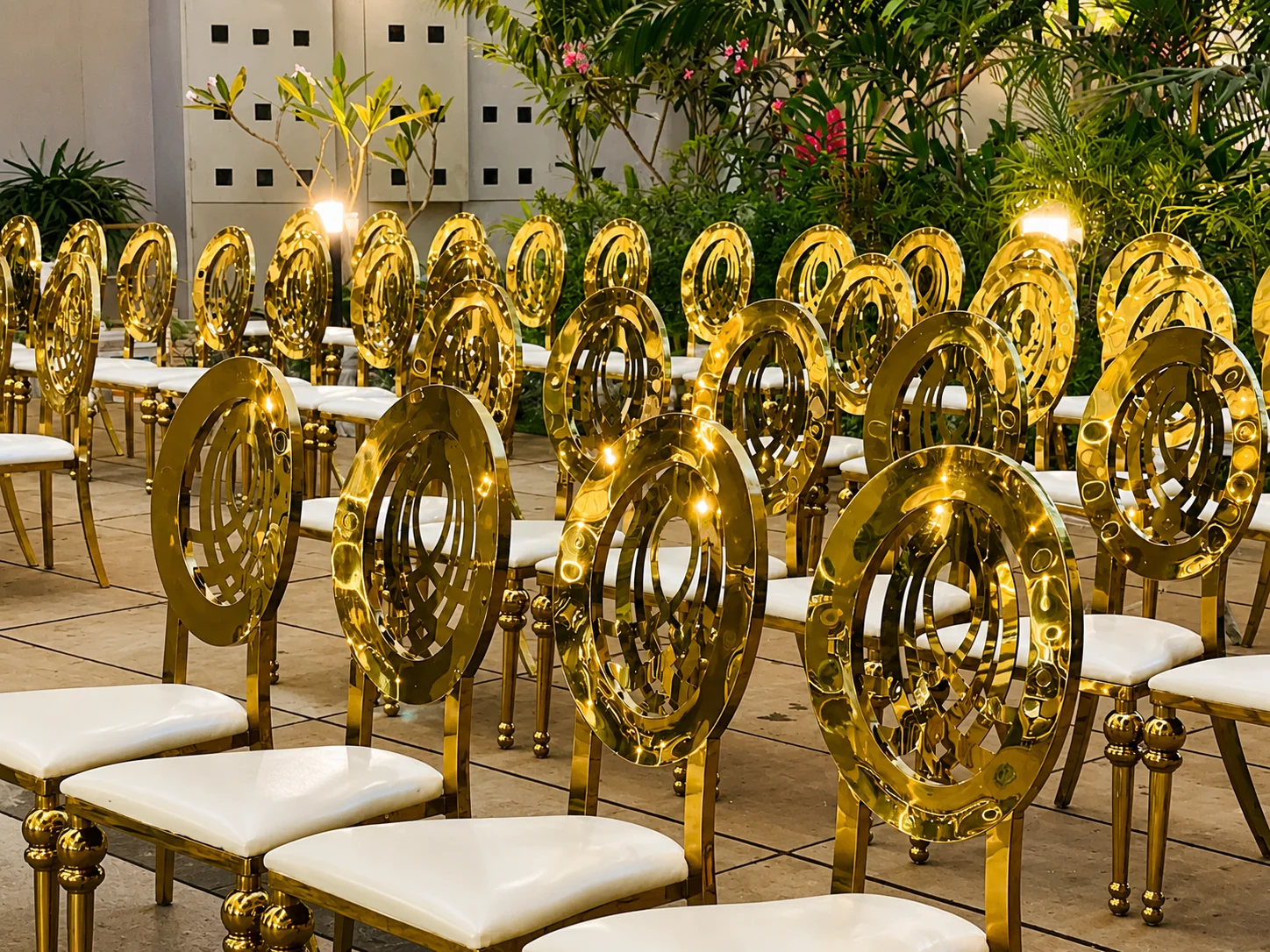 Round Banquet Dining Tables & Chairs